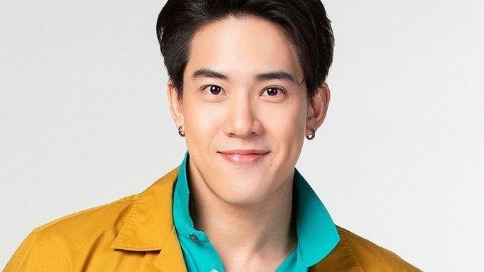 Chatchawit Techarukpong, known as Victor, as Master Kueakiat in The Loyal Pin.