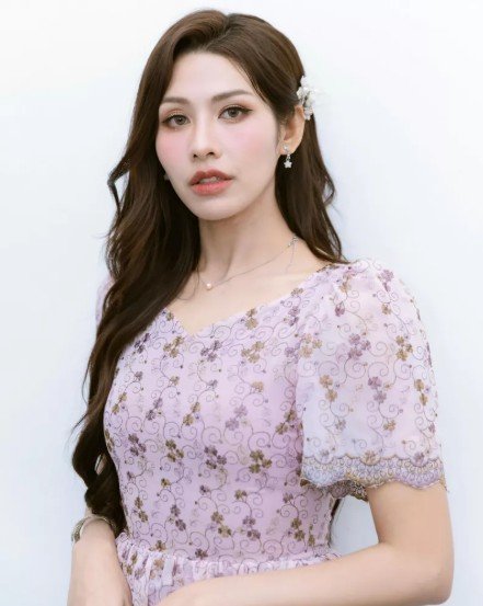 Sarochinee Pethampai, known as Songjet, as Lady Ueangfah Darawan in The Loyal Pin.
